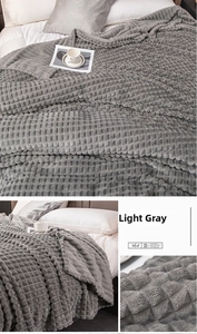 Dettaglio macro della coperta in velluto grigio chiaro con trama a nido d'ape