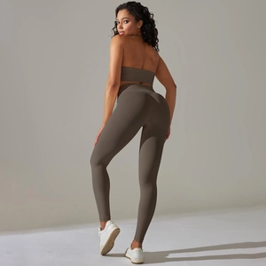 Rückansicht eines nahtlosen Rippen-Yoga-Sets mit High-Waist-Leggings und Sport-BH in Dunkelkaffee