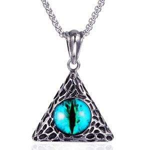 Détail du pendentif croix avec cadre triangulaire et incrustation d'oeil de chat sarcelle