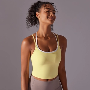 Détail des bretelles doubles sur un soutien-gorge de sport yoga jaune et blanc
