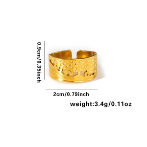 Detailansicht eines breiten goldenen Rings mit Hammerschlag-Textur und Abmessungen
