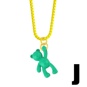 Detail van gele slangenketting met groene beer hanger van hars voor een moderne ketting