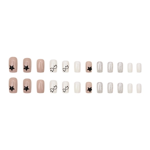 Faux ongles carrés courts avec étoiles, smileys et paillettes argentées en rose et blanc
