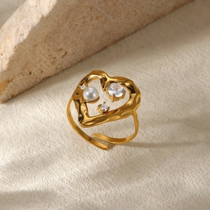Anello cuore placcato oro 18K con perle sintetiche e zirconi dal design regolabile