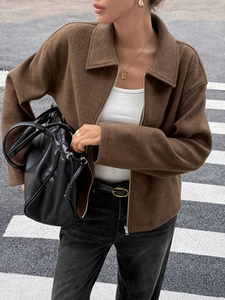 Dettaglio della giacca marrone in lana con zip e colletto a revers per donna stile casual