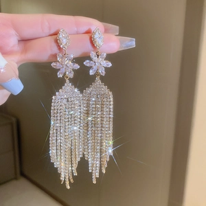 Élégantes boucles d'oreilles éventail en perles dorées avec pompons et fleurs
