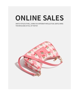 Détail du sac à bandoulière à carreaux rose et blanc avec motif cerise et boucles