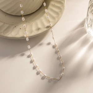 Retro ABS pearl necklace with gold titanium steel chain on elegant ceramic tray