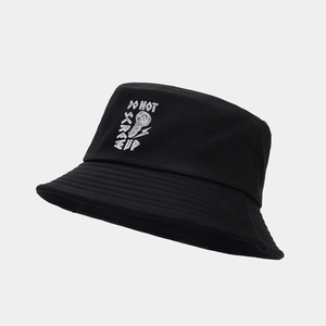 Dettaglio del cappello bucket nero con stampa grafica e cuciture sulla tesa