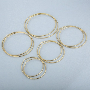 Set di cinque paia di orecchini a cerchio in acciaio inossidabile placcato oro 18K
