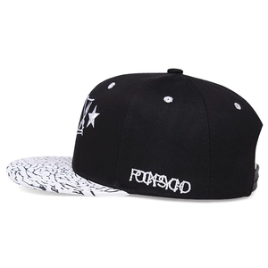 Cappellino snapback streetwear nero e bianco con ricamo a stella e visiera piatta