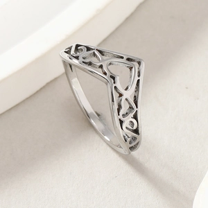 Bague ouverte en V en acier inoxydable avec motifs de cœurs évidés et finition argentée polie