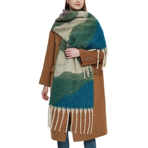 Dicker warmer Winterschal mit grün blau beige geometrischem Muster und langen Quasten
