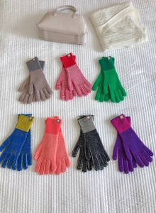 Detalle de guantes de punto de invierno multicolor con función táctil en varios tonos