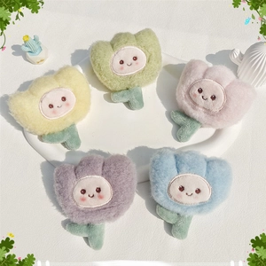 Détail macro de fleurs de tulipes en peluche colorées avec visages mignons et texture douce