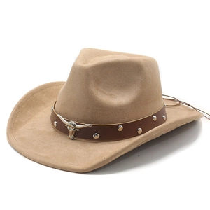 Chapeau de cowboy classique en faux suède camel avec ornement tête de taureau en métal