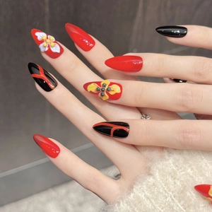 Faux ongles amande faits main avec motifs de fleurs en relief rouges et noirs
