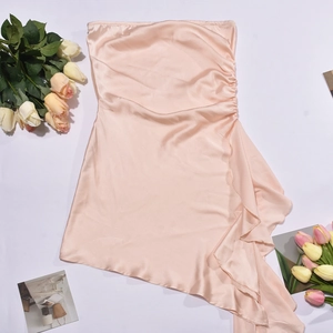 Robe bustier en satin rose avec fronces à la taille et ourlet à volants asymétrique