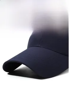 Gros plan détaillé de la casquette bleu marine avec broderie 3D et visière incurvée