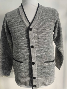 Detail der grauen Strickjacke mit V-Ausschnitt und schwarzen Kontrastkanten