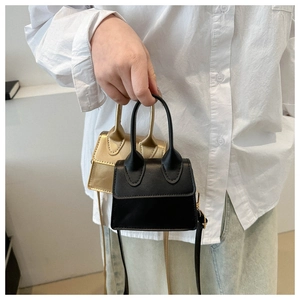 Detailansicht der Mini-Quadrat-Handtaschen in Schwarz und Gold aus PU-Leder mit Griffen