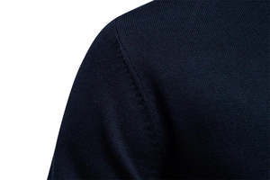 Gros plan sur la couture de l'épaule et la maille du pull en coton bleu marine