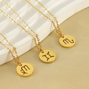 Pendentifs zodiaque évidés dorés présentant les signes Vierge Gémeaux et Scorpion