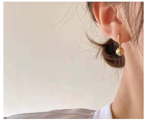 Detail von 14K vergoldetem S925 Sterling Silber Creolen Ohrring mit Goldkugel-Anhänger