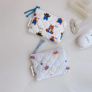 Pochettes en coton matelassé avec motifs ours et lapin, vue à 45 degrés style lifestyle