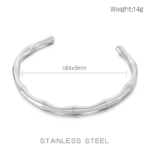 Detail view of bamboo-shaped stainless steel cuff with 14g weight and 64x5mm dimensions