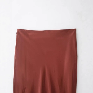 Jupe midi en satin bordeaux avec bordure en dentelle, texture soyeuse et détails de taille