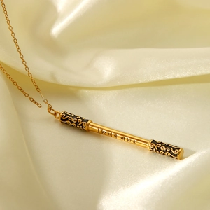 Détail du pendentif Ruyi Jingu Bang avec finition dorée et motifs de nuages