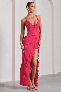 Détail de la robe rose fuchsia avec fines bretelles, volants et fente latérale haute