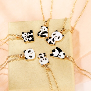 Collana con panda dorata e ciondoli a forma di animale in smalto bianco e nero