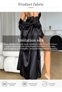 Détail du peignoir noir en satin de soie avec une finition brillante et un drapé fluide