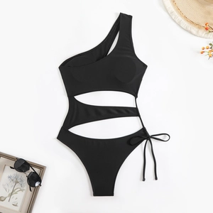 Vue détaillée du maillot de bain noir à une épaule ajouré avec cordon de serrage latéral