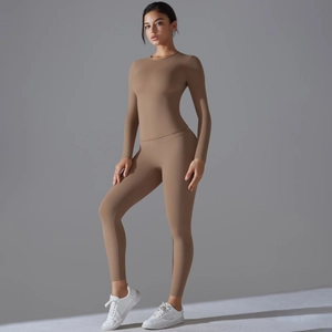Vue détaillée d'un ensemble de yoga sans couture marron café à taille haute