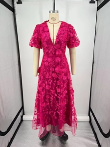 Détail de la robe maxi rouge rose à col en V avec dentelle florale 3D et manches bouffantes
