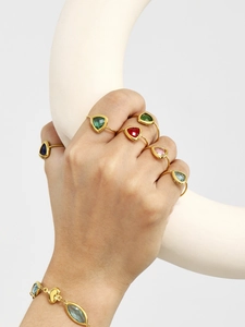 Gedetailleerde weergave van 18K vergulde ringen en armband met kleurrijke edelstenen