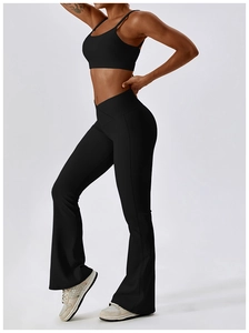 Détail de l'ensemble de yoga noir côtelé avec taille en V croisée et pantalon évasé