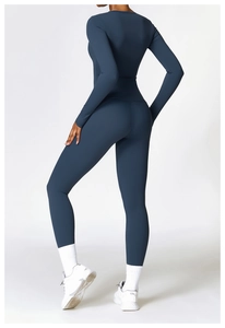 Vue arrière d'un ensemble de yoga bleu marine avec legging taille haute et haut