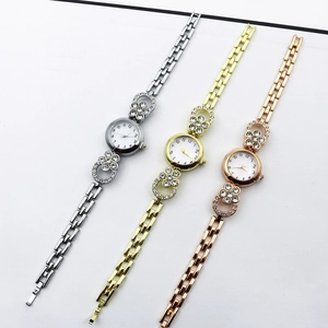Dettaglio di orologi da donna in argento, oro e oro rosa con brillanti accenti di strass