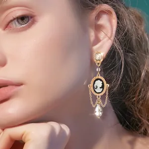 Vintage-Gold-Porträt-Quastenohrringe mit Kristallen im französischen Hofstil