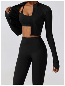 Détail d'un ensemble de sport 3 pièces noir avec veste à passe-pouce et legging taille haute