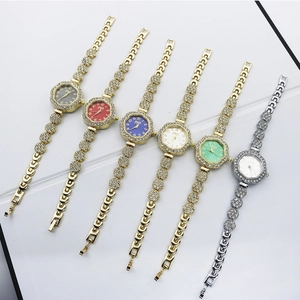 Gros plan de montres carrées de luxe pour femmes avec cadrans sertis de diamants et bracelets métal