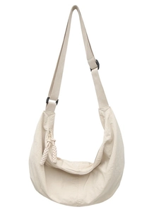 Sac à bandoulière en nylon beige avec sangle réglable et fermeture à glissière pratique