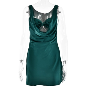 Vue détaillée de la mini robe en satin vert foncé avec col bénitier et détail de nœud