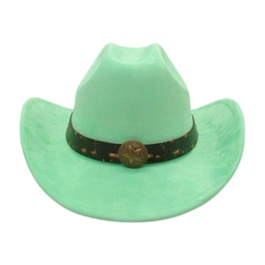 Détail d'un chapeau de cow-boy vert menthe avec bande marron et badge étoile en métal