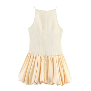 Robe courte beige à bretelles avec bustier texturé et ourlet bulle en satin dos nu