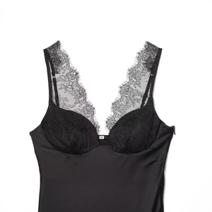 Elegante canotta in raso nero con pizzo e scollo a V da donna presentata in vista piatta